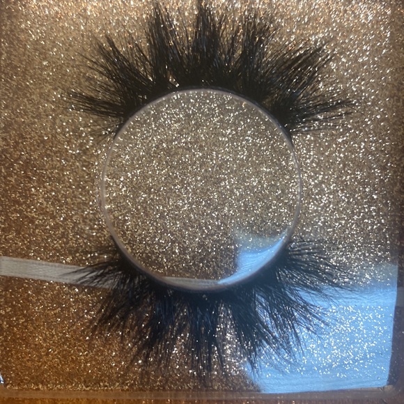 Lashes - Picture 6 of 16